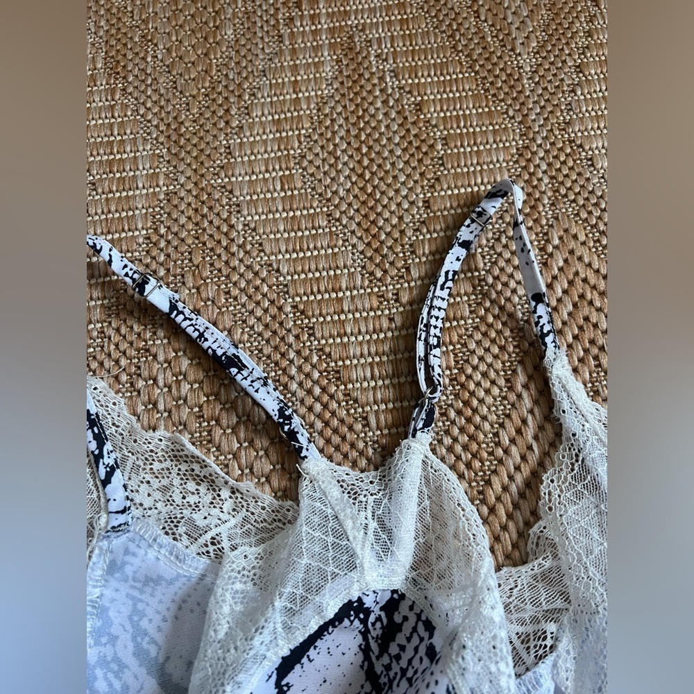 Boutique Women's Scalloped Lace Snake Print V-Neck Cami,Tank Top,Size S - Picture 7 of 8
